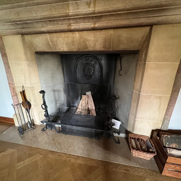 Cheminée médiévale en pierre