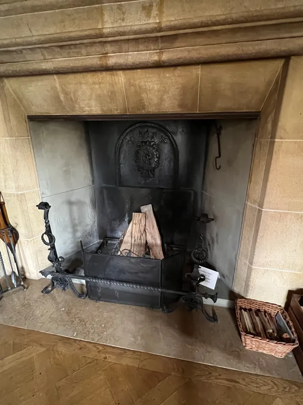 Cheminée en pierre de la chambre