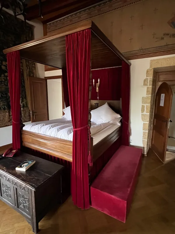 Lit à baldaquin de la chambre du château