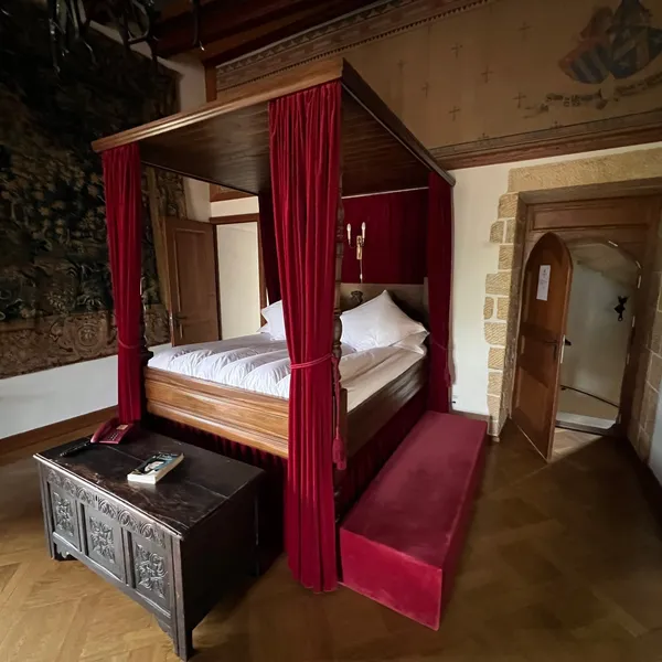 Lit à baldaquin avec rideaux rouges