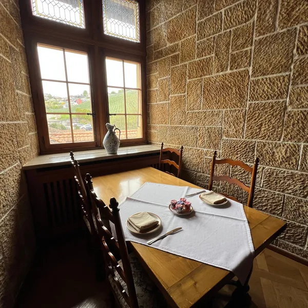 Coin repas médiéval avec vue sur les vignes