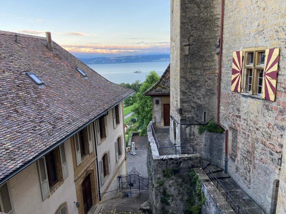 Cave voûtée du château avec tonneaux de vin