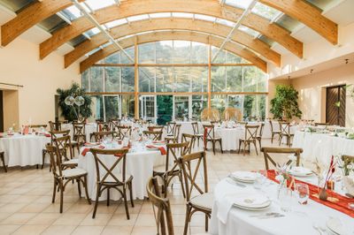 Salle de réception du château décorée pour un mariage