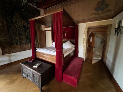 Lit à baldaquin avec rideaux rouges