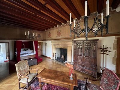 Chambre médiévale du Château de Vaumarcus avec lit à baldaquin